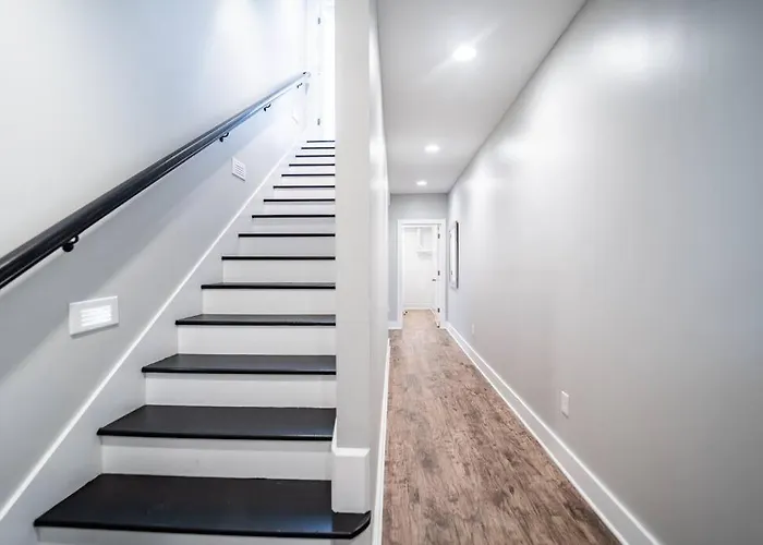 Contemporary 2Br2Ba W-King - Den - Private Entry-Yard