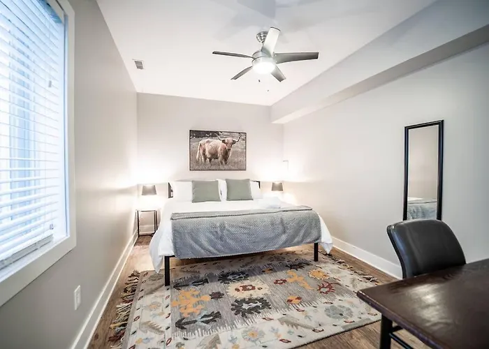 Contemporary 2Br2Ba W-King - Den - Private Entry-Yard