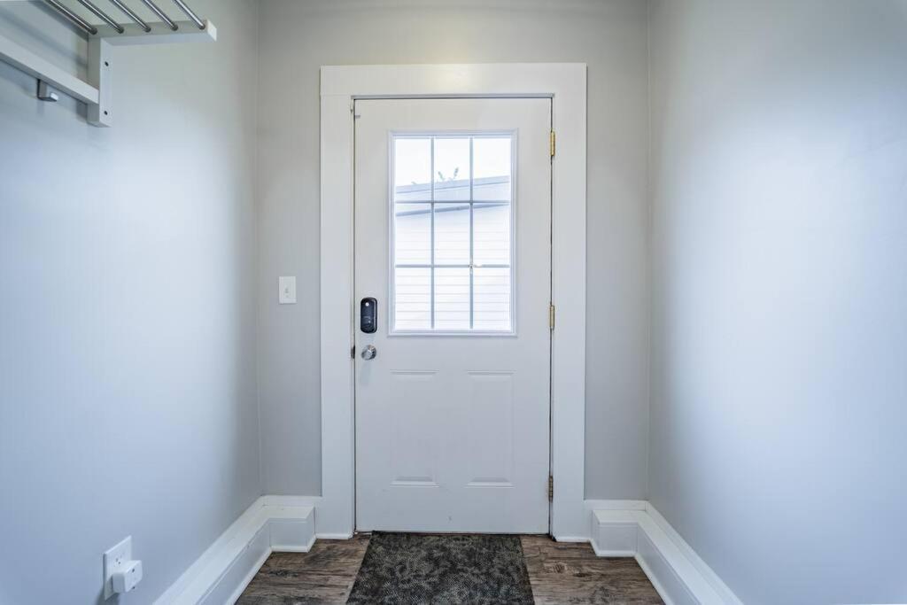 Contemporary 2br2ba W-king - Den - Private Entry-yard Holiday home Indianapolis