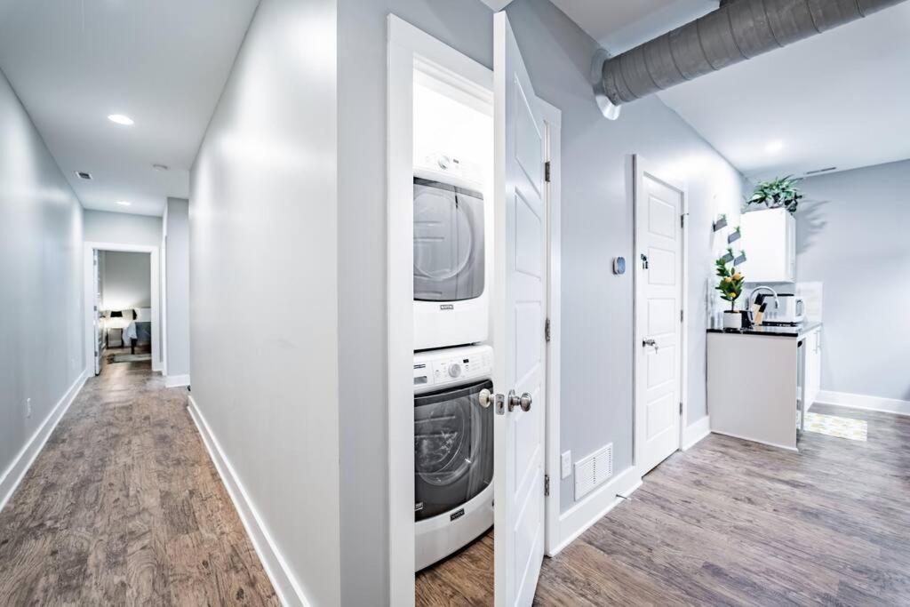 Contemporary 2br2ba W-king - Den - Private Entry-yard Holiday home