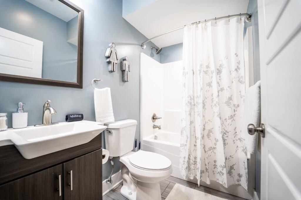 Contemporary 2br2ba W-king - Den - Private Entry-yard