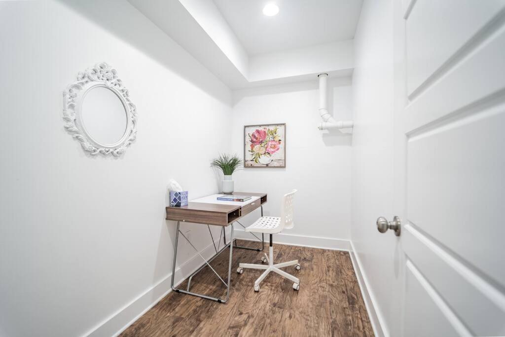 Contemporary 2br2ba W-king - Den - Private Entry-yard * Indianapolis