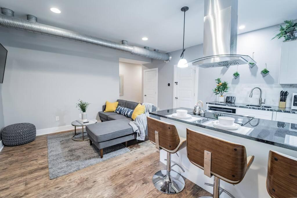 Contemporary 2br2ba W-king - Den - Private Entry-yard Holiday home *