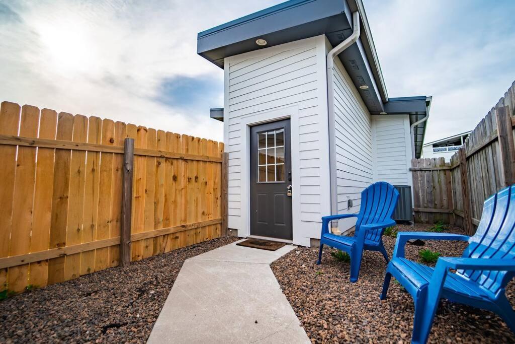 Contemporary 2br2ba W-king - Den - Private Entry-yard *