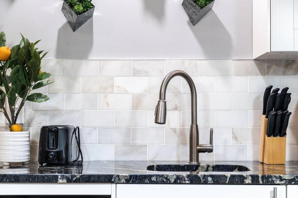 Contemporary 2br2ba W-king - Den - Private Entry-yard Holiday home *