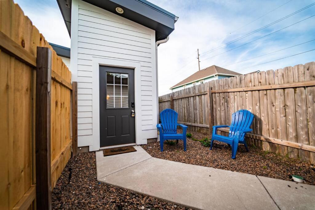 Contemporary 2br2ba W-king - Den - Private Entry-yard
