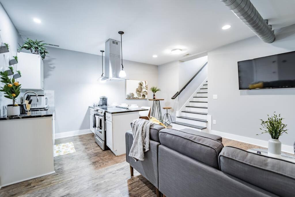 Contemporary 2br2ba W-king - Den - Private Entry-yard Holiday home
