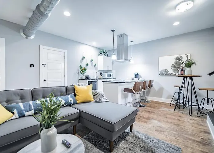Contemporary 2Br2Ba W-King - Den - Private Entry-Yard